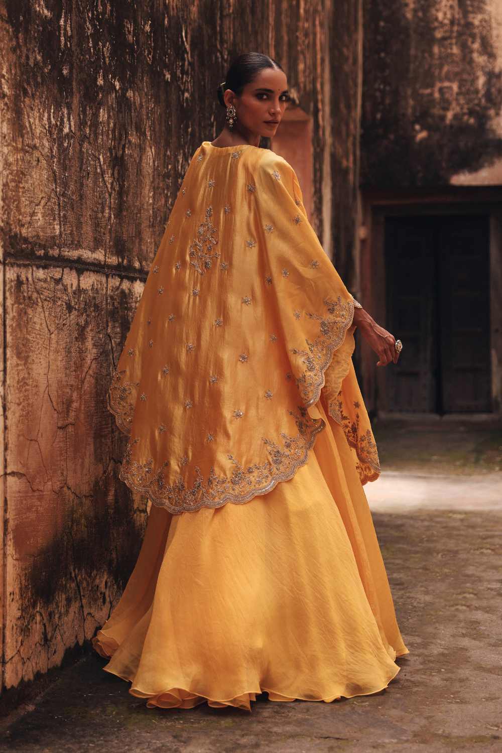 Aarna Cape Set